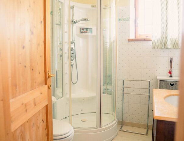 Bagno con doccia illuminato - Loft Verdemare