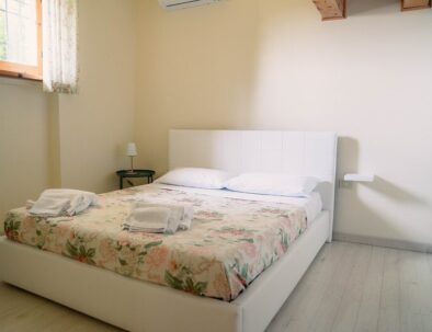 Letto matrimoniale con motivi floreali - Loft Verdemare