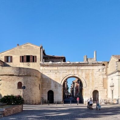 Arco di Augusto a Fano, monumento romano simbolo della città, con vista sul centro storico – attrazione turistica nelle Marche.