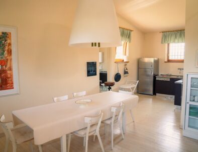 Sala cucina con tavolo e stoviglie - Loft Verdemare