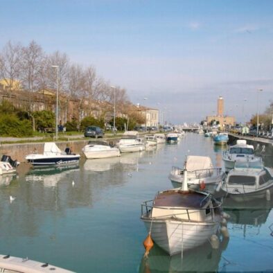 Canale e porto turistico di Fano con barche ormeggiate lungo le banchine – scorcio pittoresco della costa adriatica nelle Marche, ideale per passeggiate e fotografia.