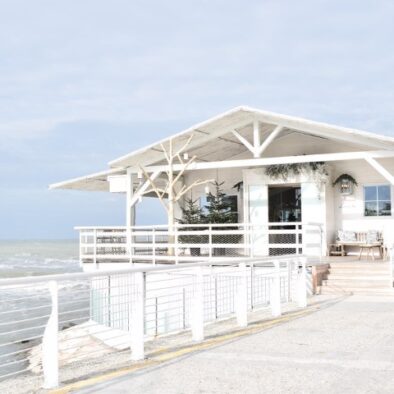Ristorante sul mare a Fano in stile beach house total white, con terrazza panoramica affacciata sull’Adriatico – location ideale per eventi e cene romantiche nelle Marche.