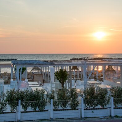Foto della spiaggia Arzilla di Fano illuminata dal tramonto