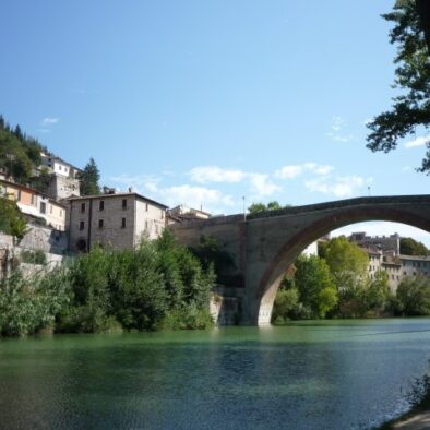 Ponte di Fossombrone sul fiume Metauro, nelle Marche – scorcio panoramico tra natura, storia e architettura vicino a Fano.
