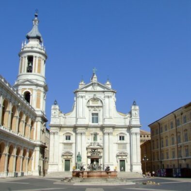 Basilica della Santa Casa di Loreto con piazza e fontana centrale – uno dei principali luoghi di pellegrinaggio religioso nelle Marche, vicino a Fano.