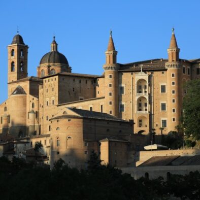 Palazzo Ducale di Urbino al tramonto, capolavoro del Rinascimento italiano nelle Marche – patrimonio UNESCO e attrazione culturale vicino a Fano.
