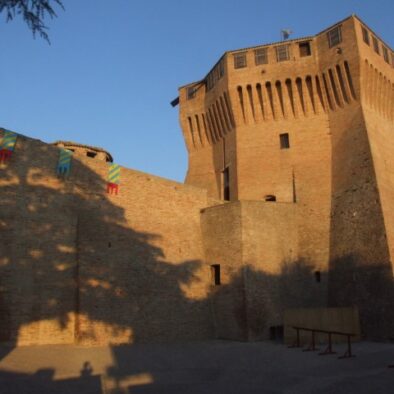 Rocca Roveresca di Mondavio al tramonto, imponente fortezza rinascimentale nelle Marche – meta storica vicino a Fano per escursioni e visite culturali.
