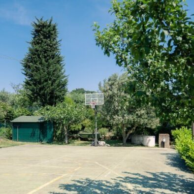Campo da Basket circondato dal verde nel Loft Verdemare